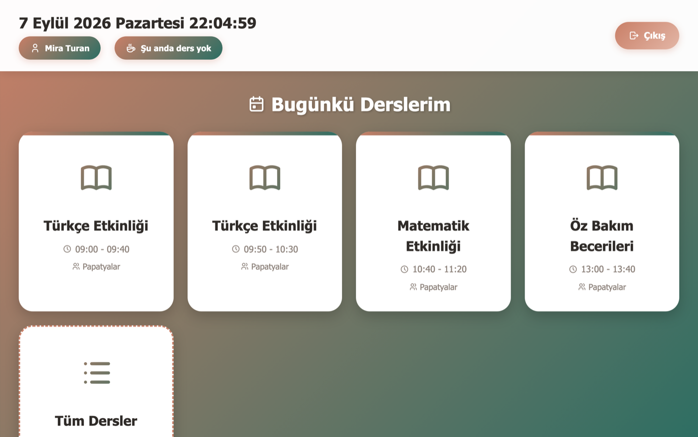 Öğretmen akıllı tahta ekranı: günün dersleri kartlar hâlinde